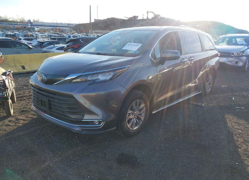 Photo 2 of 2022 Toyota Sienna XLE (VIN 5TDYSKFC2NS059016)