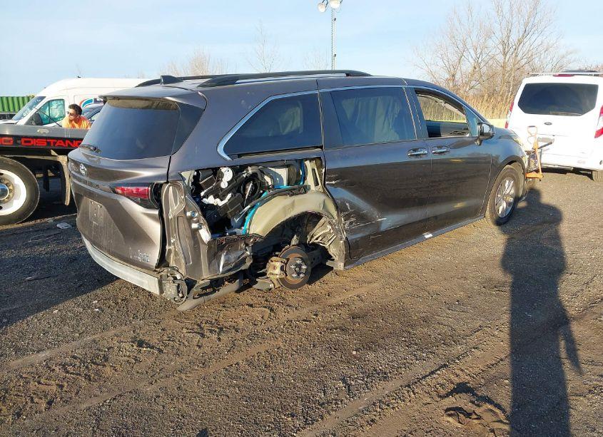 Photo 4 of 2022 Toyota Sienna XLE (VIN 5TDYSKFC2NS059016)