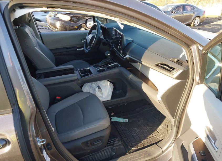 Photo 5 of 2022 Toyota Sienna XLE (VIN 5TDYSKFC2NS059016)