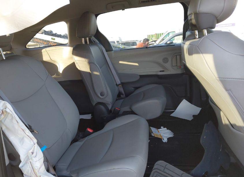 Photo 8 of 2022 Toyota Sienna XLE (VIN 5TDYSKFC2NS059016)