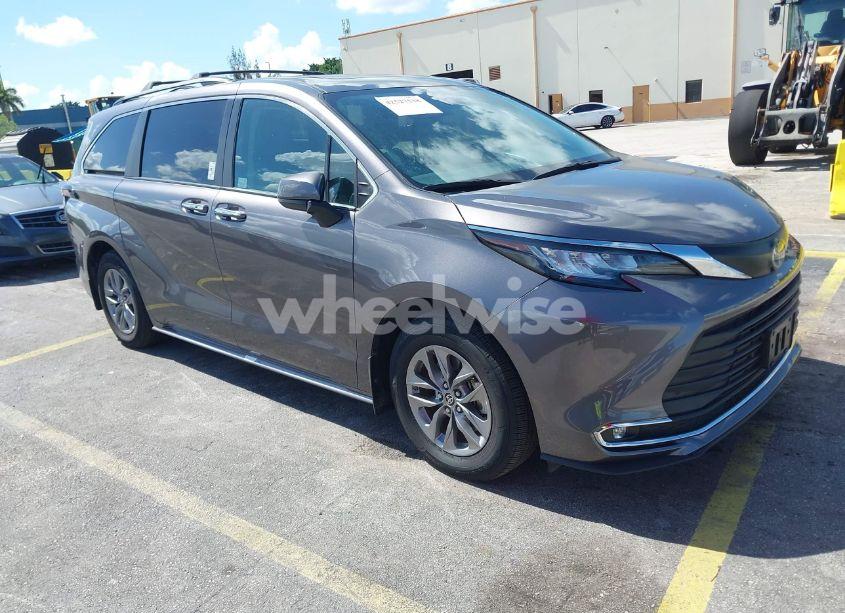 2023 Toyota Sienna XLE (VIN 5TDYSKFC4PS076631) main photo