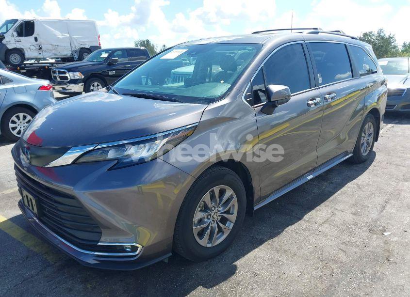 Photo 2 of 2023 Toyota Sienna XLE (VIN 5TDYSKFC4PS076631)