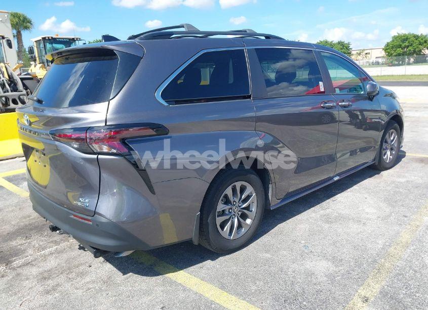 Photo 4 of 2023 Toyota Sienna XLE (VIN 5TDYSKFC4PS076631)