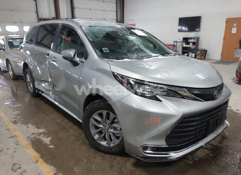 2024 Toyota Sienna XLE (VIN 5TDYSKFC5RS135866) main photo