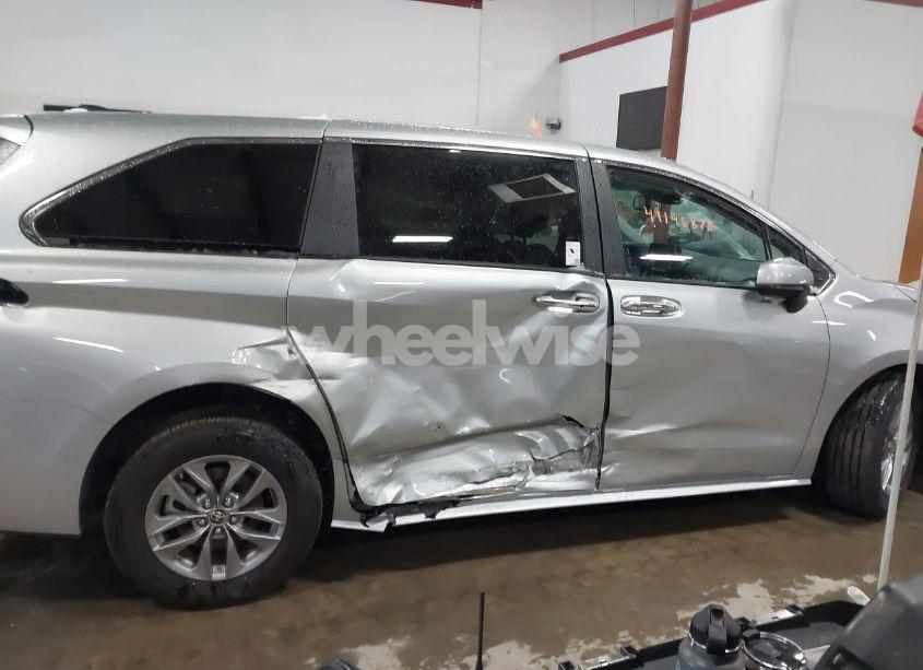 Photo 13 of 2024 Toyota Sienna XLE (VIN 5TDYSKFC5RS135866)