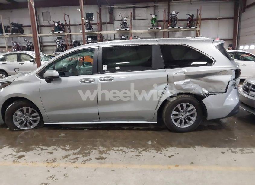 Photo 14 of 2024 Toyota Sienna XLE (VIN 5TDYSKFC5RS135866)