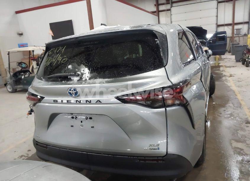 Photo 16 of 2024 Toyota Sienna XLE (VIN 5TDYSKFC5RS135866)