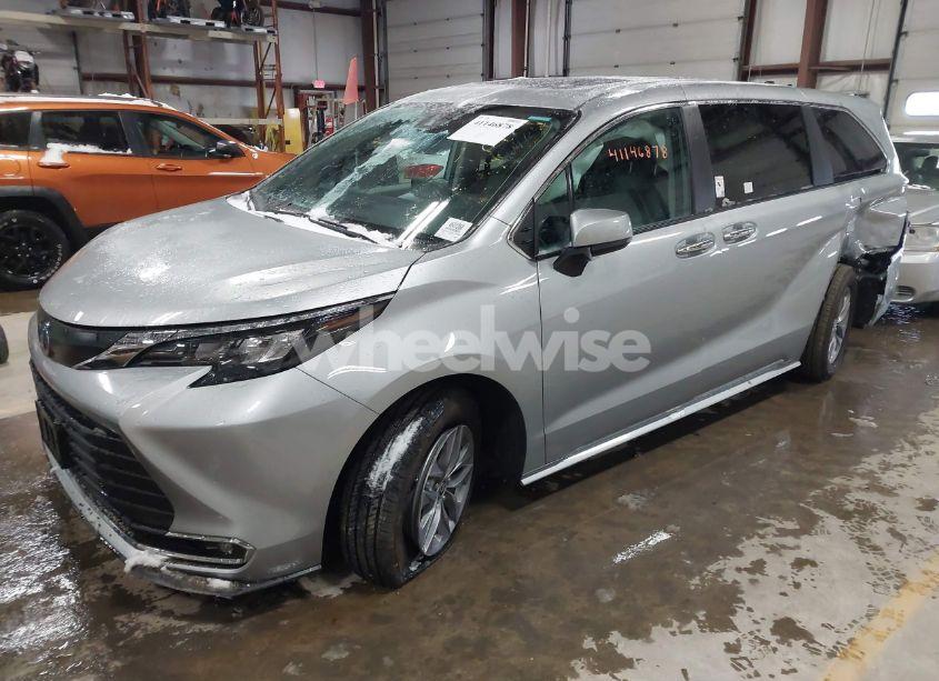 Photo 2 of 2024 Toyota Sienna XLE (VIN 5TDYSKFC5RS135866)