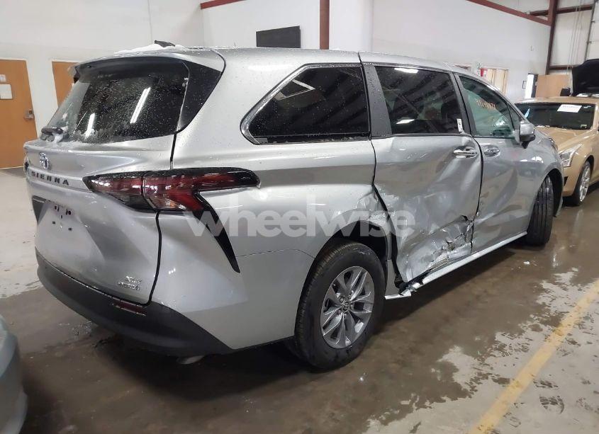 Photo 4 of 2024 Toyota Sienna XLE (VIN 5TDYSKFC5RS135866)