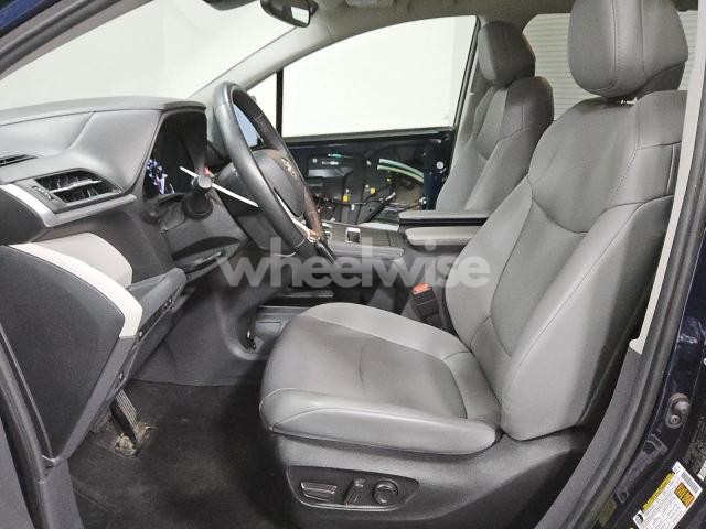 Photo 2 of 2024 TOYOTA SIENNA XLE (VIN 5TDYSKFC7RS114937)