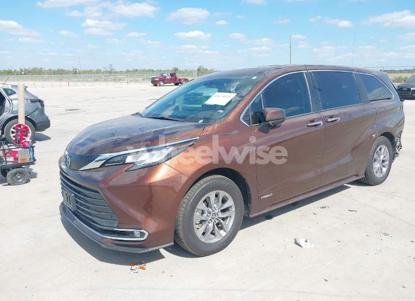 Photo 2 of 2021 Toyota Sienna XLE (VIN 5TDYSKFC9MS008904)