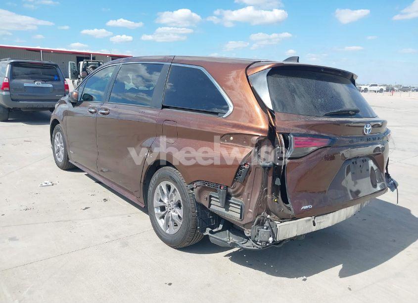 Photo 3 of 2021 Toyota Sienna XLE (VIN 5TDYSKFC9MS008904)