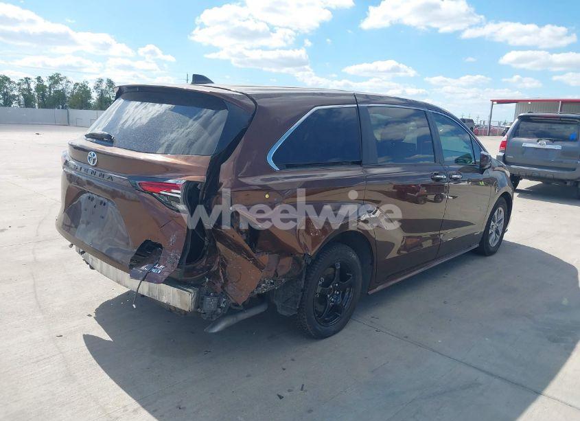 Photo 4 of 2021 Toyota Sienna XLE (VIN 5TDYSKFC9MS008904)