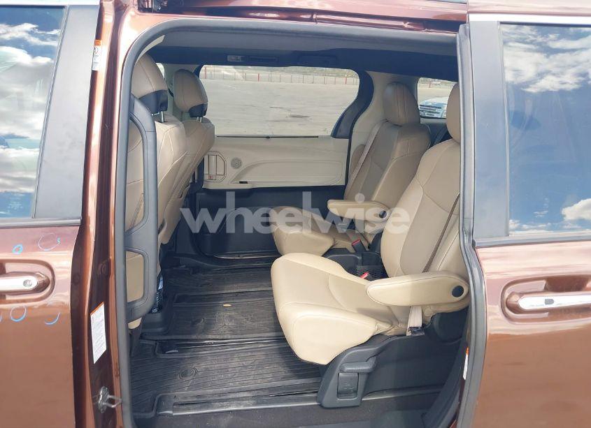 Photo 8 of 2021 Toyota Sienna XLE (VIN 5TDYSKFC9MS008904)