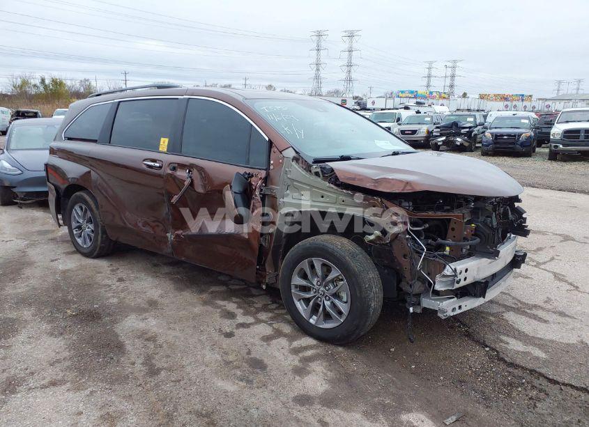 2024 Toyota Sienna XLE (VIN 5TDYSKFC9RS120030) main photo