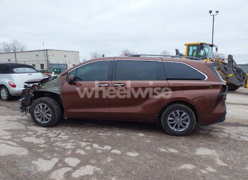 Photo 15 of 2024 Toyota Sienna XLE (VIN 5TDYSKFC9RS120030)