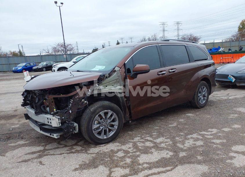 Photo 2 of 2024 Toyota Sienna XLE (VIN 5TDYSKFC9RS120030)