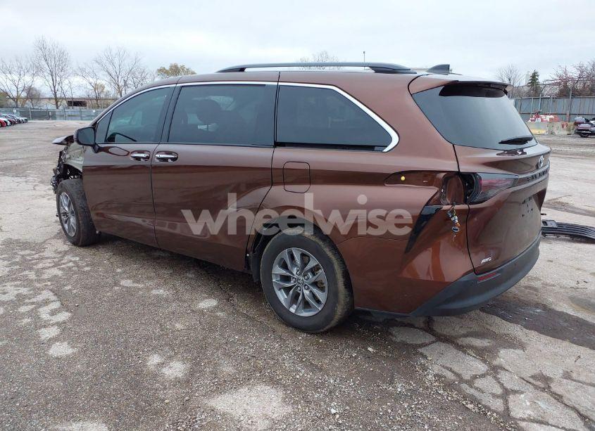 Photo 3 of 2024 Toyota Sienna XLE (VIN 5TDYSKFC9RS120030)
