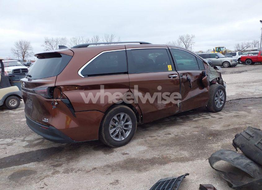 Photo 4 of 2024 Toyota Sienna XLE (VIN 5TDYSKFC9RS120030)