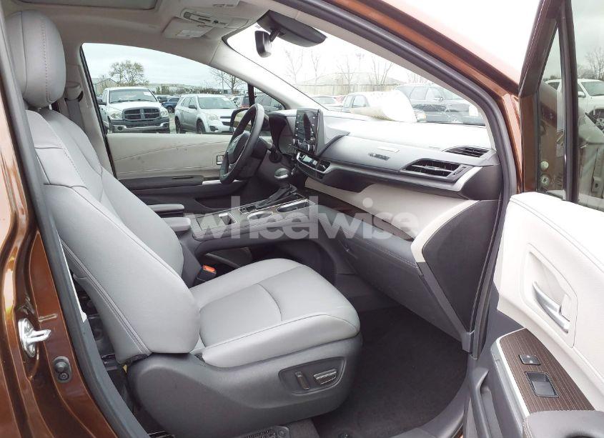 Photo 5 of 2024 Toyota Sienna XLE (VIN 5TDYSKFC9RS120030)