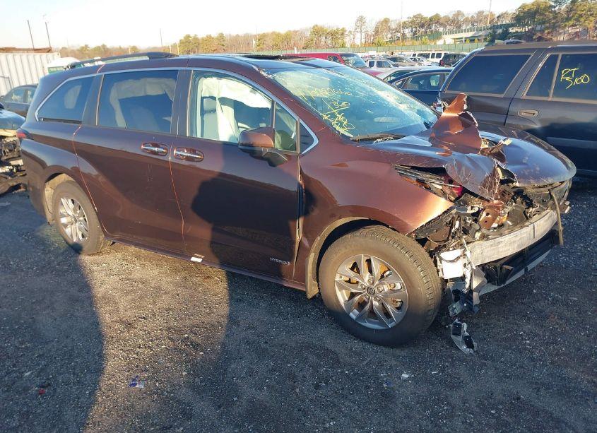 2021 Toyota Sienna XLE (VIN 5TDYSKFCXMS036212) main photo