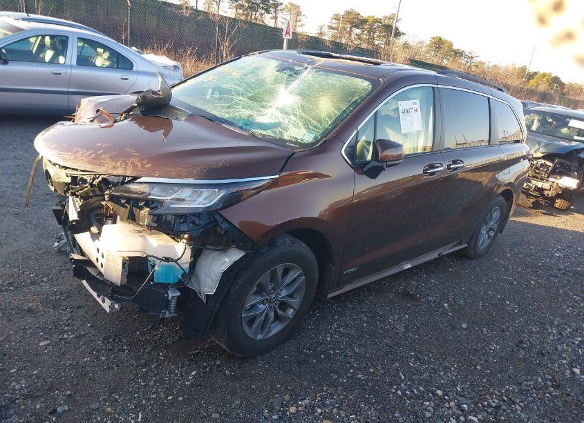 Photo 2 of 2021 Toyota Sienna XLE (VIN 5TDYSKFCXMS036212)