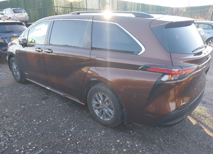 Photo 3 of 2021 Toyota Sienna XLE (VIN 5TDYSKFCXMS036212)