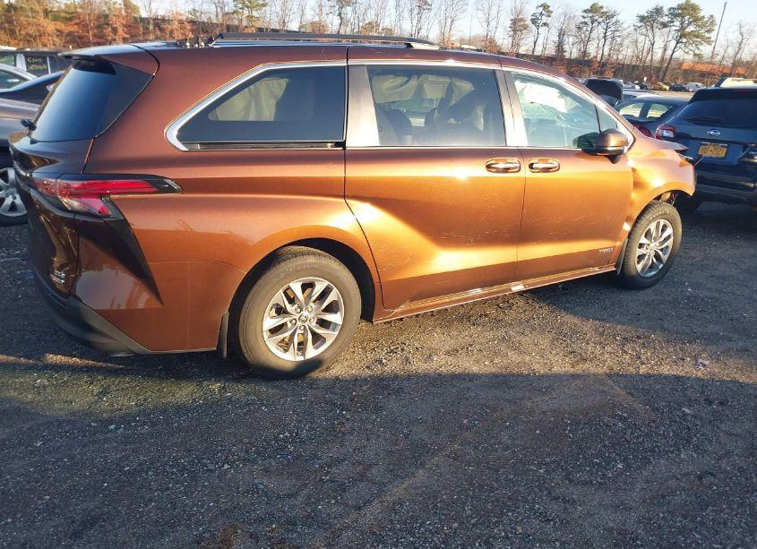 Photo 4 of 2021 Toyota Sienna XLE (VIN 5TDYSKFCXMS036212)