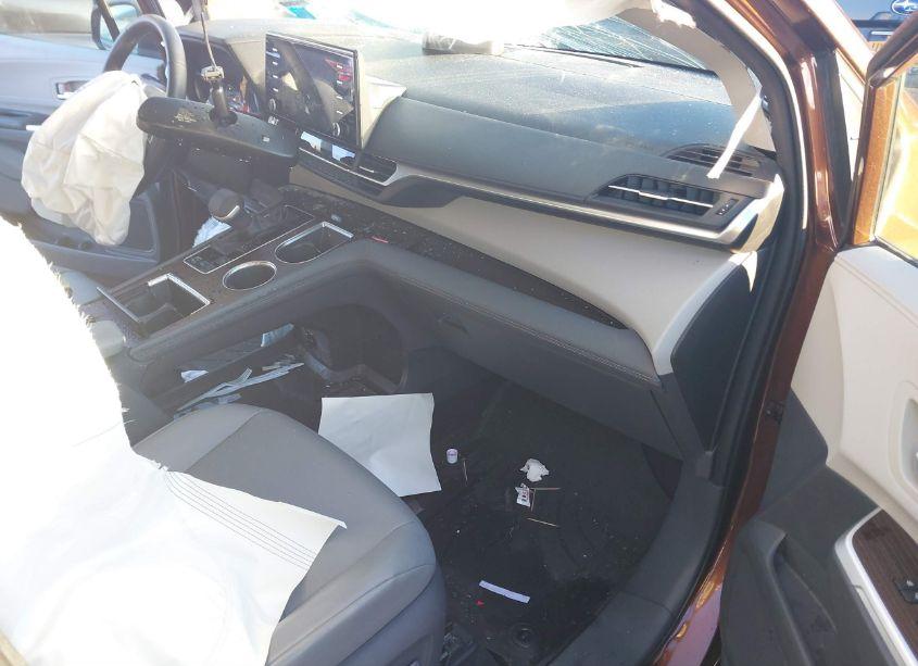 Photo 5 of 2021 Toyota Sienna XLE (VIN 5TDYSKFCXMS036212)