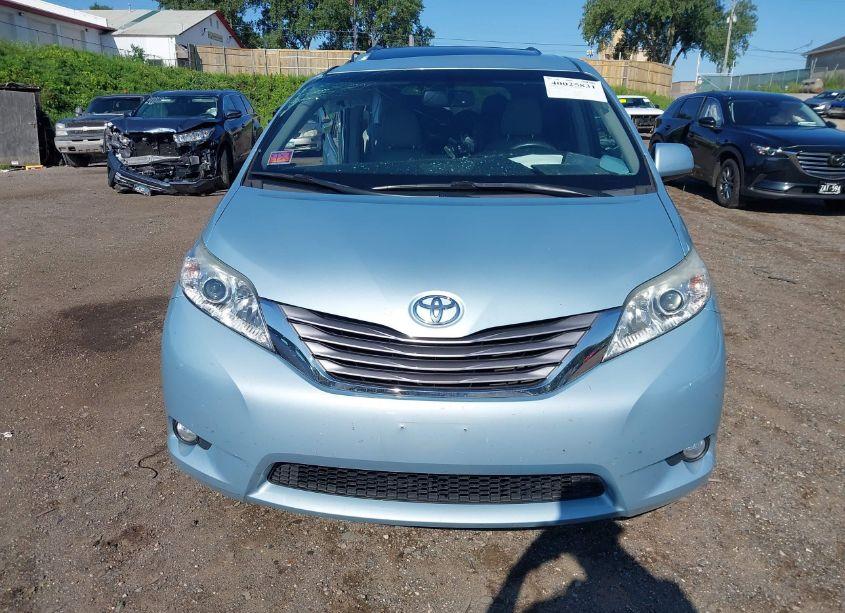 Photo 12 of 2017 Toyota Sienna XLE 8 PASSENGER (VIN 5TDYZ3DC0HS779729)