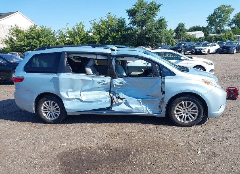 Photo 13 of 2017 Toyota Sienna XLE 8 PASSENGER (VIN 5TDYZ3DC0HS779729)