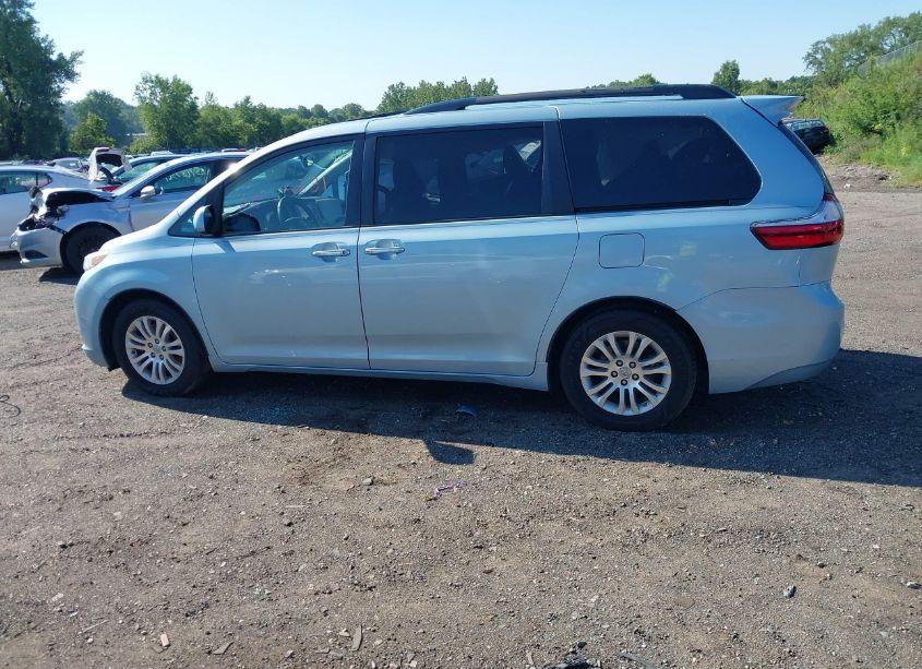 Photo 14 of 2017 Toyota Sienna XLE 8 PASSENGER (VIN 5TDYZ3DC0HS779729)