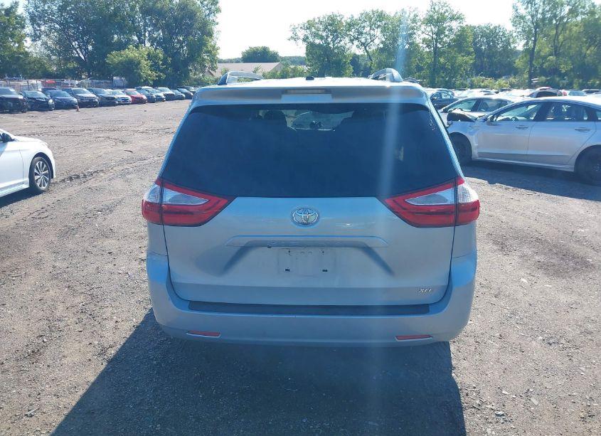 Photo 16 of 2017 Toyota Sienna XLE 8 PASSENGER (VIN 5TDYZ3DC0HS779729)