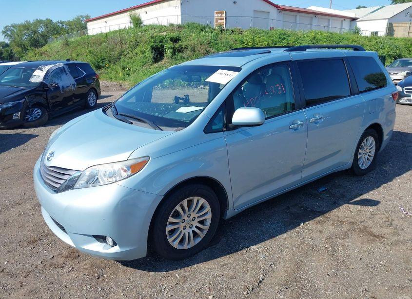 Photo 2 of 2017 Toyota Sienna XLE 8 PASSENGER (VIN 5TDYZ3DC0HS779729)