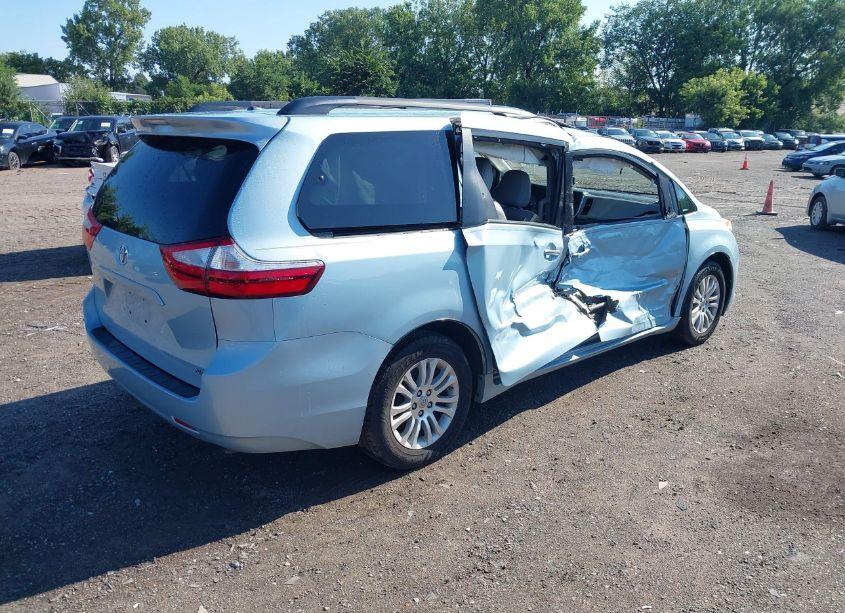 Photo 4 of 2017 Toyota Sienna XLE 8 PASSENGER (VIN 5TDYZ3DC0HS779729)