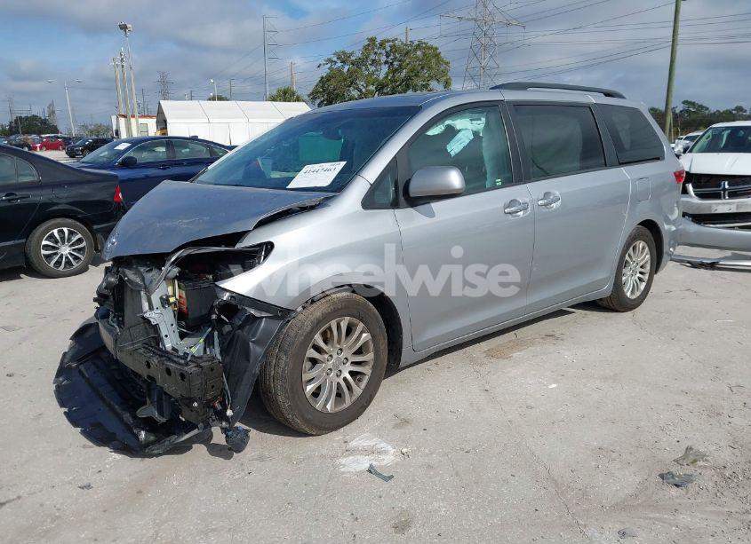 Photo 2 of 2017 Toyota Sienna XLE/LIMITED (VIN 5TDYZ3DC0HS782811)