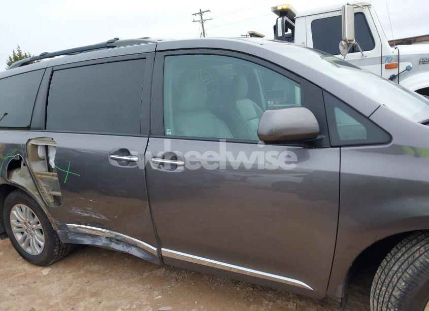 Photo 13 of 2017 Toyota Sienna XLE/LIMITED (VIN 5TDYZ3DC0HS817539)