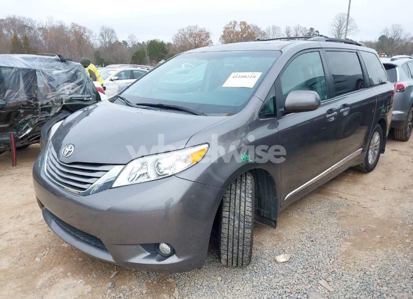 Photo 2 of 2017 Toyota Sienna XLE/LIMITED (VIN 5TDYZ3DC0HS817539)