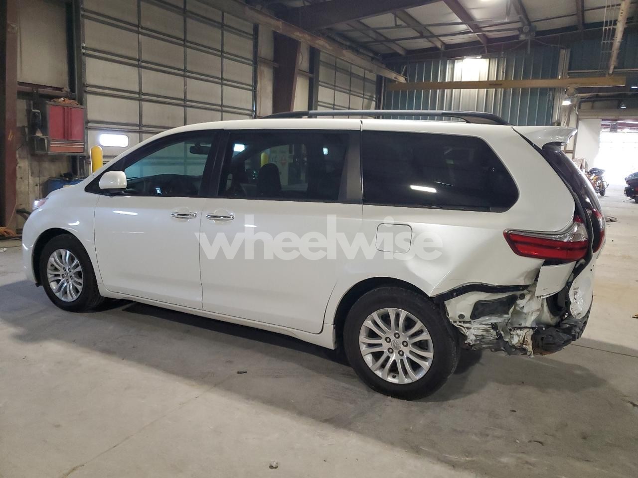 Photo 2 of 2017 TOYOTA SIENNA XLE (VIN 5TDYZ3DC0HS839539)