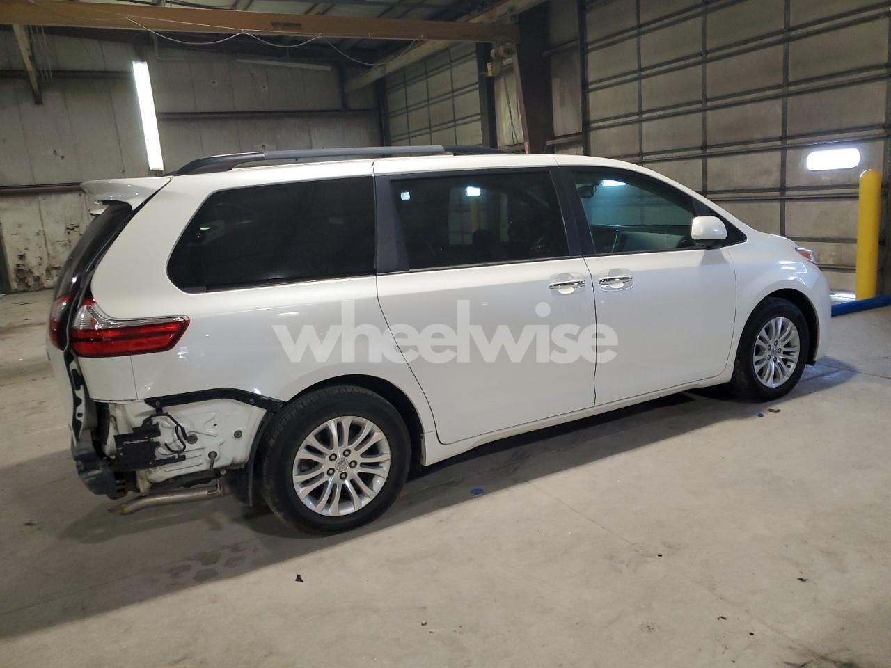 Photo 3 of 2017 TOYOTA SIENNA XLE (VIN 5TDYZ3DC0HS839539)