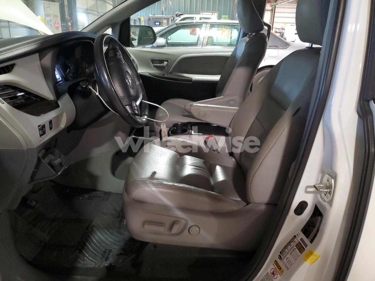 Photo 7 of 2017 TOYOTA SIENNA XLE (VIN 5TDYZ3DC0HS839539)