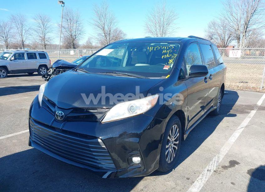 Photo 2 of 2018 Toyota Sienna XLE 8 PASSENGER (VIN 5TDYZ3DC0JS913659)