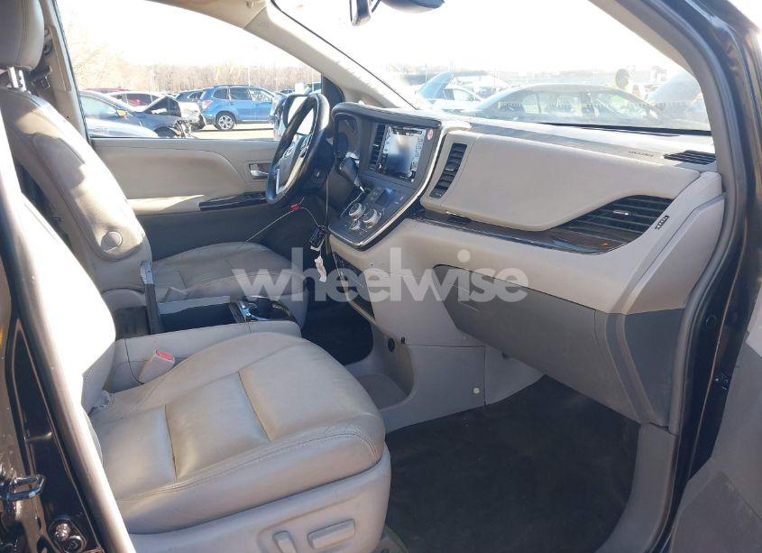 Photo 5 of 2018 Toyota Sienna XLE 8 PASSENGER (VIN 5TDYZ3DC0JS913659)