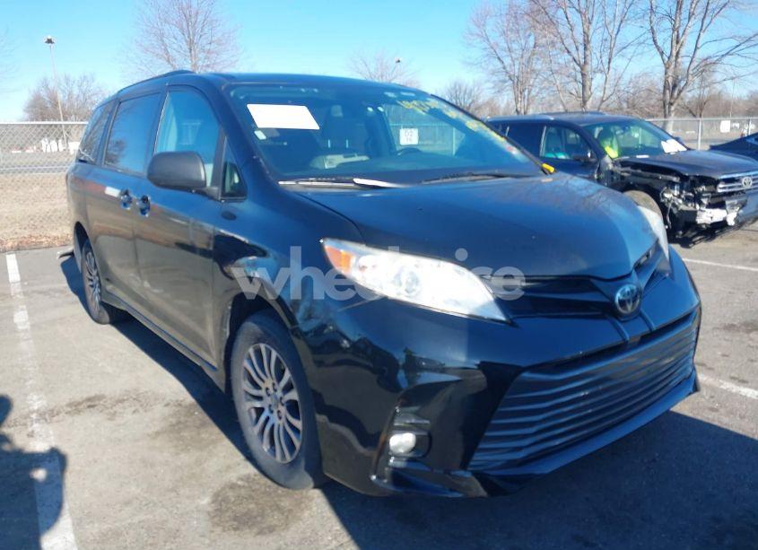Photo 6 of 2018 Toyota Sienna XLE 8 PASSENGER (VIN 5TDYZ3DC0JS913659)