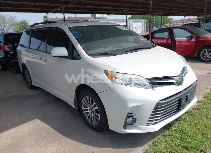 2018 Toyota Sienna XLE PREMIUM 8 PASSENGER (VIN 5TDYZ3DC0JS956785) main photo