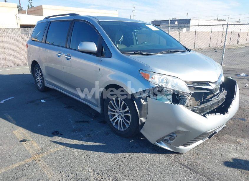 2020 Toyota Sienna XLE (VIN 5TDYZ3DC0LS033208) main photo
