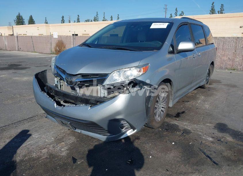 Photo 2 of 2020 Toyota Sienna XLE (VIN 5TDYZ3DC0LS033208)