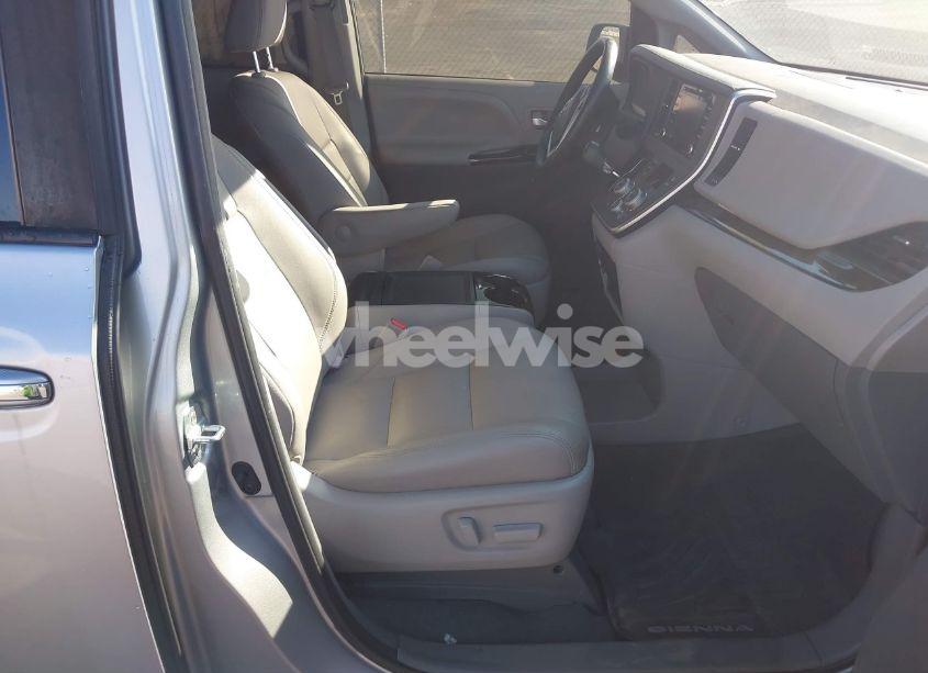 Photo 5 of 2020 Toyota Sienna XLE (VIN 5TDYZ3DC0LS033208)