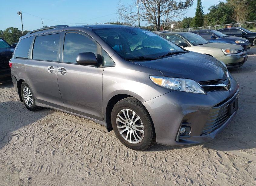 2020 Toyota Sienna XLE (VIN 5TDYZ3DC0LS058657) main photo