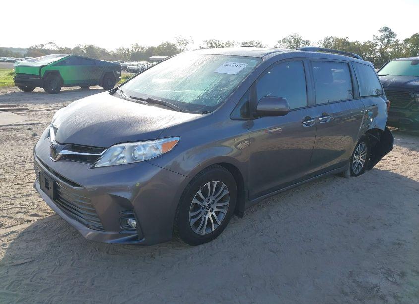 Photo 2 of 2020 Toyota Sienna XLE (VIN 5TDYZ3DC0LS058657)